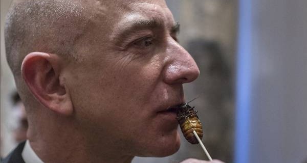 ภาพหลุด Jeff Bezos ซีอีโอ Amazon กินแมลงสาบ